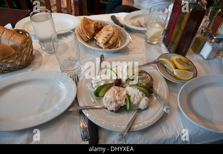 Pranzo in un ristorante greco in Astoria, Queens, a New York City. Foto Stock