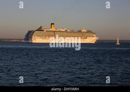 Costa Cruise Line nave da crociera "Costa Mediterranea (291 metri) - + yacht a vela e con il lancio del progetto pilota di presenze. Foto Stock