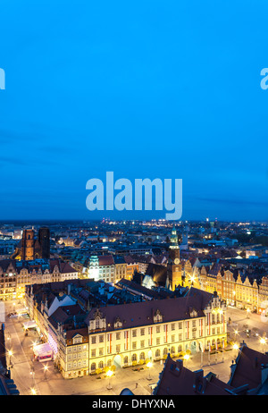 Wroclaw la piazza principale (Polonia) come visto da Maria Magdalena Chiesa torre di notte Foto Stock