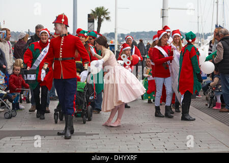 Poole, Regno Unito domenica 17 novembre 2013. Babbo Natale, Babbo Natale, arriva nel porto di Poole. Egli è venuto su una scialuppa di salvataggio con equipaggio RNLI, pronto per la Santa Parade con la folla che fiancheggiano le strade per salutarlo. Credito: Carolyn Jenkins/Alamy Live News Foto Stock