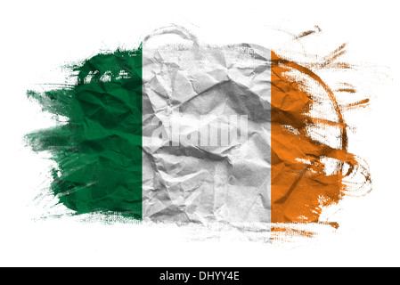 Irlanda bandiera su carta sgualcita texture. Vecchia carta riciclata in background. Foto Stock