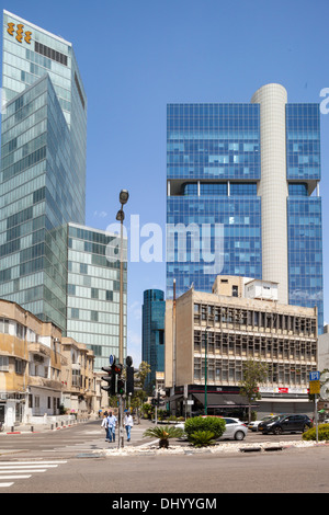 Vetro torri di uffici nel centro di Tel Aviv, Israele Foto Stock