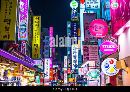 Myeong-dong distretto di Seoul, Corea del Sud. Foto Stock