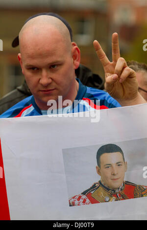 Woolwich Londra,UK. 17 novembre 2013. Un piccolo gruppo di dimostranti con possibili collegamenti ad ala destra gruppi prendere parte in un Lee Rigby memorial a piedi da pagare rispetto all esercito britannico soldato (batterista) Lee Rigby che è stato aggredito e ucciso da due uomini armati vicino al Royal Artillery Barracks a Woolwich il 22 maggio 2013 terminante in una ghirlanda di cerimonia di posa e due minuti di silenzio all'ingresso del Woolwich caserma Credito: amer ghazzal/Alamy Live News Foto Stock