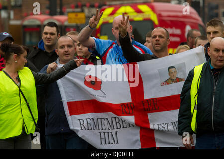 Woolwich Londra,UK. 17 novembre 2013. Un piccolo gruppo di dimostranti con possibili collegamenti ad ala destra gruppi prendere parte in un Lee Rigby memorial a piedi da pagare rispetto all esercito britannico soldato (batterista) Lee Rigby che è stato aggredito e ucciso da due uomini armati vicino al Royal Artillery Barracks a Woolwich il 22 maggio 2013 terminante in una ghirlanda di cerimonia di posa e due minuti di silenzio all'ingresso del Woolwich caserma Credito: amer ghazzal/Alamy Live News Foto Stock