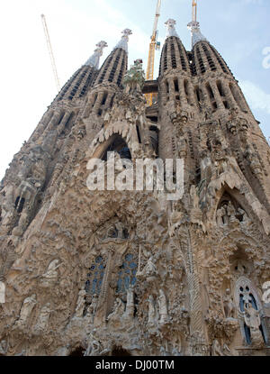 Barcellona, Spagna. Xix oct, 2013. La facciata della Natività della Basilica de la Sagrada Familia (Basilica e chiesa espiatorio della Santa Famiglia) a Barcellona, Spagna, 19 ottobre 2013. È dedicato alla nascita di Gesù ed è riccamente decorato con scene della natività. Questa visualizzazione include gran parte della scultura e le torri. Credito: Ron Sachs / CNP/dpa/Alamy Live News Foto Stock