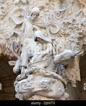 Barcellona, Spagna. Xix oct, 2013. scultura sulla facciata della Natività della Basilica de la Sagrada Familia (Basilica e chiesa espiatorio della Santa Famiglia) a Barcellona, Spagna, 19 ottobre 2013. È dedicato alla nascita di Gesù ed è riccamente decorato con scene della natività. Credito: Ron Sachs / CNP/dpa/Alamy Live News Foto Stock