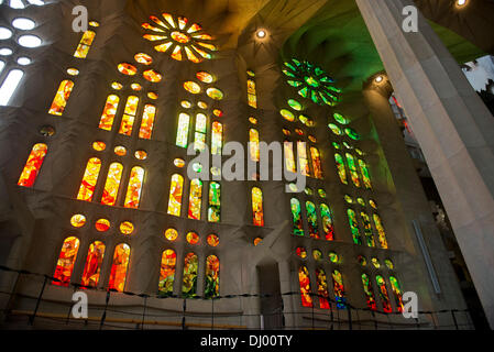 Barcellona, Spagna. Xix oct, 2013. Una delle molte finestre di vetro macchiate all interno della Basilica de la Sagrada Familia (Basilica e chiesa espiatorio della Santa Famiglia) che vengono utilizzati per inondare la basilica con luce, a Barcellona, Spagna, 19 ottobre 2013. Credito: Ron Sachs / CNP/dpa/Alamy Live News Foto Stock