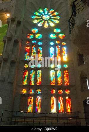 Barcellona, Spagna. Xix oct, 2013. Una delle molte finestre di vetro macchiate all interno della Basilica de la Sagrada Familia (Basilica e chiesa espiatorio della Santa Famiglia) che vengono utilizzati per inondare la basilica con luce, a Barcellona, Spagna, 19 ottobre 2013. Credito: Ron Sachs / CNP/dpa/Alamy Live News Foto Stock