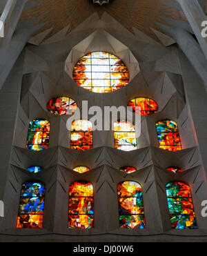 Barcellona, Spagna. Xix oct, 2013. Una delle molte finestre di vetro macchiate all interno della Basilica de la Sagrada Familia (Basilica e chiesa espiatorio della Santa Famiglia) che vengono utilizzati per inondare la basilica con luce, a Barcellona, Spagna, 19 ottobre 2013. Credito: Ron Sachs / CNP/dpa/Alamy Live News Foto Stock