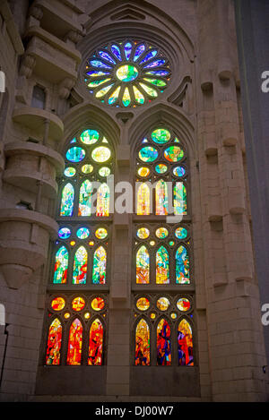 Barcellona, Spagna. Xix oct, 2013. Una delle molte finestre di vetro macchiate all interno della Basilica de la Sagrada Familia (Basilica e chiesa espiatorio della Santa Famiglia) che vengono utilizzati per inondare la basilica con luce, a Barcellona, Spagna, 19 ottobre 2013. Credito: Ron Sachs / CNP/dpa/Alamy Live News Foto Stock