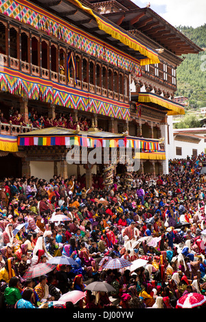 Il Bhutan, Thimpu Dzong, Tsechu annuale, festival platea gremita di fronte Dzong Foto Stock