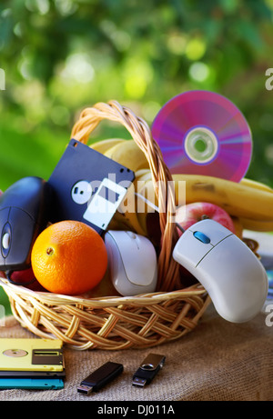 Online, cesto di frutta e disco, cd, mouse... Foto Stock