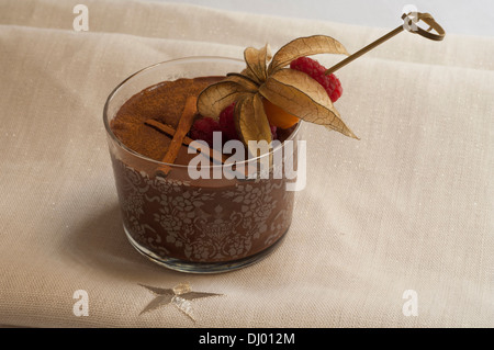 Cioccolato e lamponi mousse Foto Stock