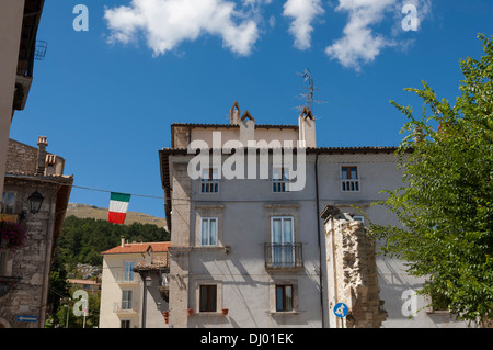 Tipici edifici e piazza di Pescocostanzo. Abruzzo. Foto Stock