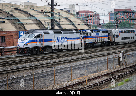 MARC MP36PH-3C locomotore n. 35 & GP39H-2 locomotiva n. 73 fuori della Union Station, Washington DC Foto Stock