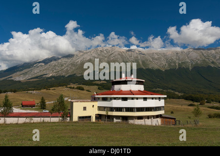 Vista panoramica del ristorante Celidonio Hotel a San Leonardo Pass, Majella sullo sfondo, Pacentro. Foto Stock