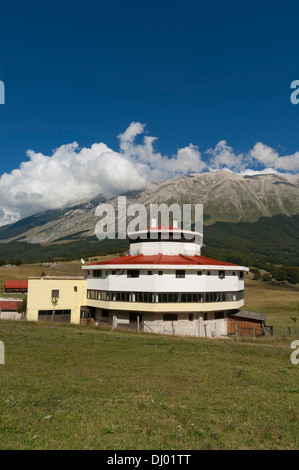 Vista panoramica del ristorante Celidonio Hotel a San Leonardo Pass, Majella sullo sfondo, Pacentro. Foto Stock