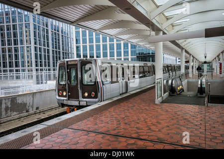 Linea rossa del treno, area di Washington Metro Transit Authority, NoMa la Stazione della Metropolitana di Washington, DC Foto Stock