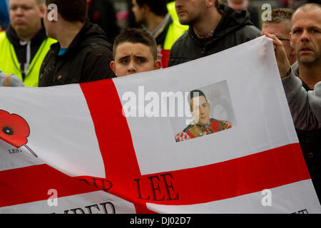 Woolwich Londra,UK. 17 novembre 2013. Un piccolo gruppo di dimostranti prendere parte in un Lee Rigby memorial a piedi con possibili collegamenti ad ala destra gruppi per pagare rispetto a British Army soldier (batterista) Lee Rigby che è stato aggredito e ucciso da due uomini armati vicino al Royal Artillery Barracks a Woolwich il 22 maggio 2013 terminante in una ghirlanda di cerimonia di posa e due minuti di silenzio all'ingresso del Woolwich caserma Credito: amer ghazzal/Alamy Live News Foto Stock