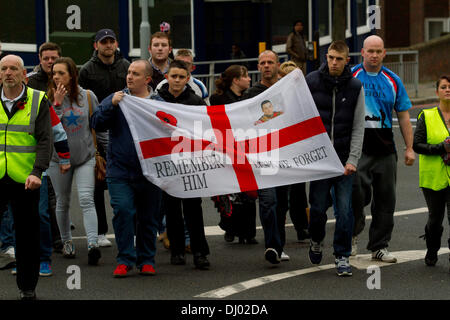 Woolwich Londra,UK. 17 novembre 2013. Un piccolo gruppo di dimostranti prendere parte in un Lee Rigby memorial a piedi con possibili collegamenti ad ala destra gruppi per pagare rispetto a British Army soldier (batterista) Lee Rigby che è stato aggredito e ucciso da due uomini armati vicino al Royal Artillery Barracks a Woolwich il 22 maggio 2013 terminante in una ghirlanda di cerimonia di posa e due minuti di silenzio all'ingresso del Woolwich caserma Credito: amer ghazzal/Alamy Live News Foto Stock