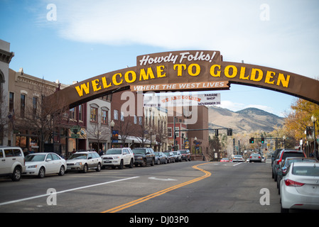 Golden Colorado Welcome Sign Main Street // Un cartello si affaccia sulla strada principale di Golden, Colorado, dando il benvenuto ai visitatori della città. Foto Stock