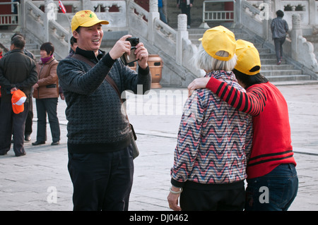 I turisti che posano per una foto nel tempio taoista di cielo, Distretto di Chongwen Pechino, Cina Foto Stock