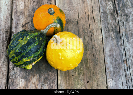 Le zucche su una tavola di legno , backrounds Foto Stock