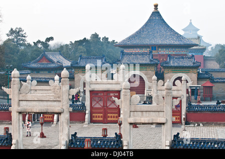 Cancelli di pietra che conduce a Tumulo Circolare altare piattaforma, parte del Tempio del Cielo a Pechino in Cina Foto Stock