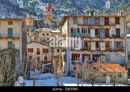 Vecchie case sul pendio della montagna in tende - piccola città alpina sul francese - il confine italiano. Foto Stock