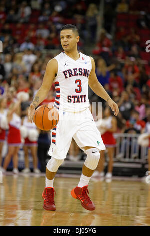 Novembre 16, 2013 Fresno, CA - Fresno membro guard Cezar Guerrero nel gioco tra il Northridge mattatori e il Raschino di Fresno membro Bulldogs a Save Mart Center Fresno, in CA. Fresno membro ha vinto il gioco 80 a 64. Foto Stock