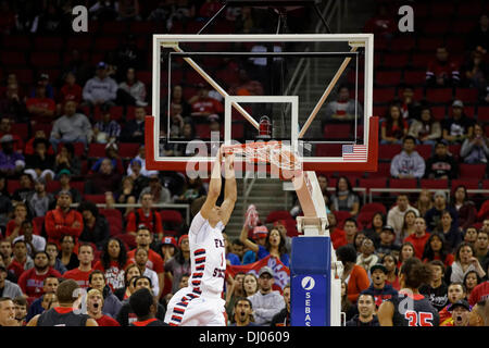 Novembre 16, 2013 Fresno, CA - Fresno membro guard Tyler Johnson nel gioco tra il Northridge mattatori e il Raschino di Fresno membro Bulldogs a Save Mart Center Fresno, in CA. Fresno membro ha vinto il gioco 80 a 64. Foto Stock