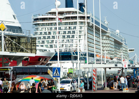 Celebrity Eclipse una classe Solstice nave da crociera, azionato da Celebrity Cruises ancorata in Finlandia Foto Stock