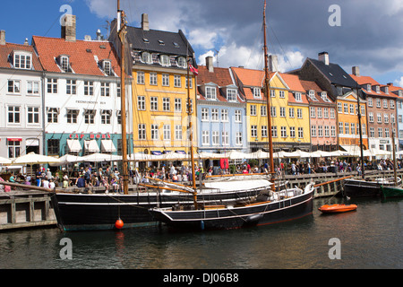 Facciate colorate lungo il porto di Nyhavn canal presso il quartiere dei divertimenti di Copenaghen, Danimarca Foto Stock