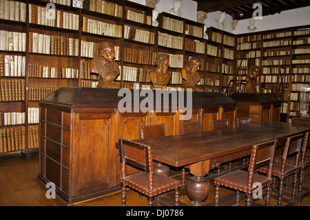 La grande biblioteca di una importante famiglia di stampanti di Anversa e di editori, presso il Museo Plantin-Moretus Foto Stock