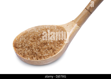 Lo zucchero di canna con il cucchiaio di legno su sfondo bianco Foto Stock