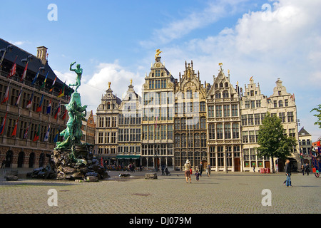 Una donna fotografie di un bambino piccolo nel centro di Antwerp storica del Grote Markt. Foto Stock