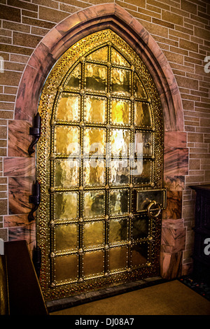 Il look all'interno della famosa porta in ottone di Bok Torre del Lago in Galles, Fl Foto Stock