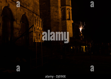 Goos notte segno il castello di notte incendio fumo scintille Foto Stock