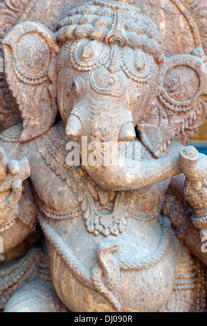 La scultura in pietra arenaria Ganesha anche ortografato Ganesa, noto anche come Ganapati e Vinayaka è largamente adorato divinità Indù Foto Stock