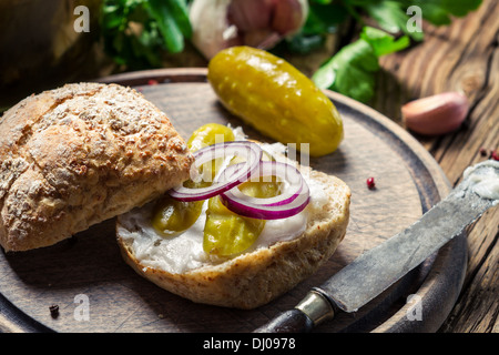 Sandwich con cipolla, cetriolo sottaceto e lardo Foto Stock