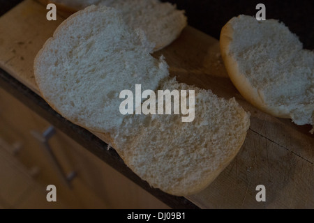 Piano di lavoro bianco fresco pane morbido rotoli piano di lavoro Foto Stock