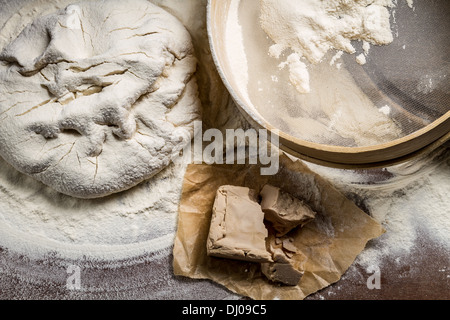 In casa impasto pizza fatta da lievito e farina Foto Stock