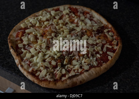 Il cibo fresco Formaggio per pizza carne spezie Foto Stock