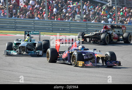 Driver sterzare le loro vetture di Formula 1 attraverso una volta durante gli Stati Uniti Il Grand Prix al circuito delle Americhe vicino a Austin TX Foto Stock