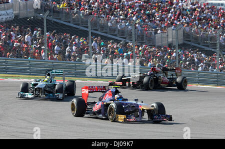 Driver sterzare le loro vetture di Formula 1 attraverso una volta durante gli Stati Uniti Il Grand Prix al circuito delle Americhe vicino a Austin TX Foto Stock