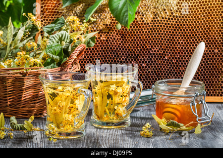 Il tè fatto di calce e miele servite in giardino Foto Stock