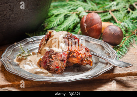 Selvaggina servita selvaggio con salsa di funghi Foto Stock