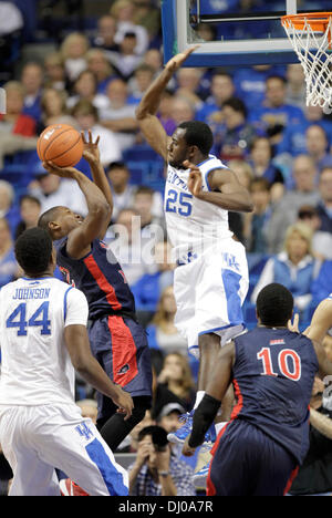 Lexington, KY, Stati Uniti, . 17 Nov, 2013. Kentucky di Dominique Hawkins (25) bloccato un colpo da Britton Lee nella seconda metà di Robert Morris in Kentucky di pallacanestro degli uomini di gioco alla Rupp Arena di Lexington, KY., su nov. 17, 2013. Foto di Pablo Alcala | Staff © Lexington Herald-Leader/ZUMAPRESS.com/Alamy Live News Foto Stock