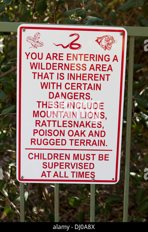 Deserto segno di avvertimento per informare i visitatori del locale pericoli in Cleveland National Forest California del Sud Foto Stock